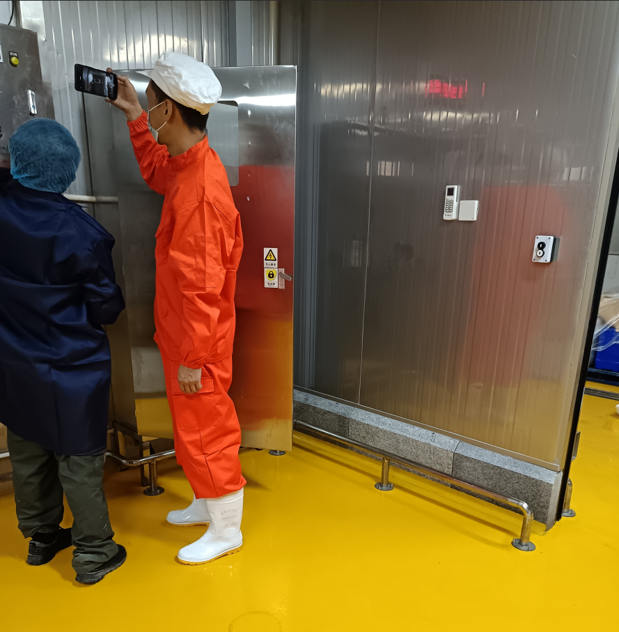 客户车间的操作人员正在熟悉智能触控屏的使用,系统内置多种解冻曲线,可根据猪肉、牛肉、海鲜等不同食材一键切换。 客户车间的操作人员正在熟悉智能触控屏的使用,系统内置多种解冻曲线,可根据猪肉、牛肉、海鲜等不同食材一键切换。