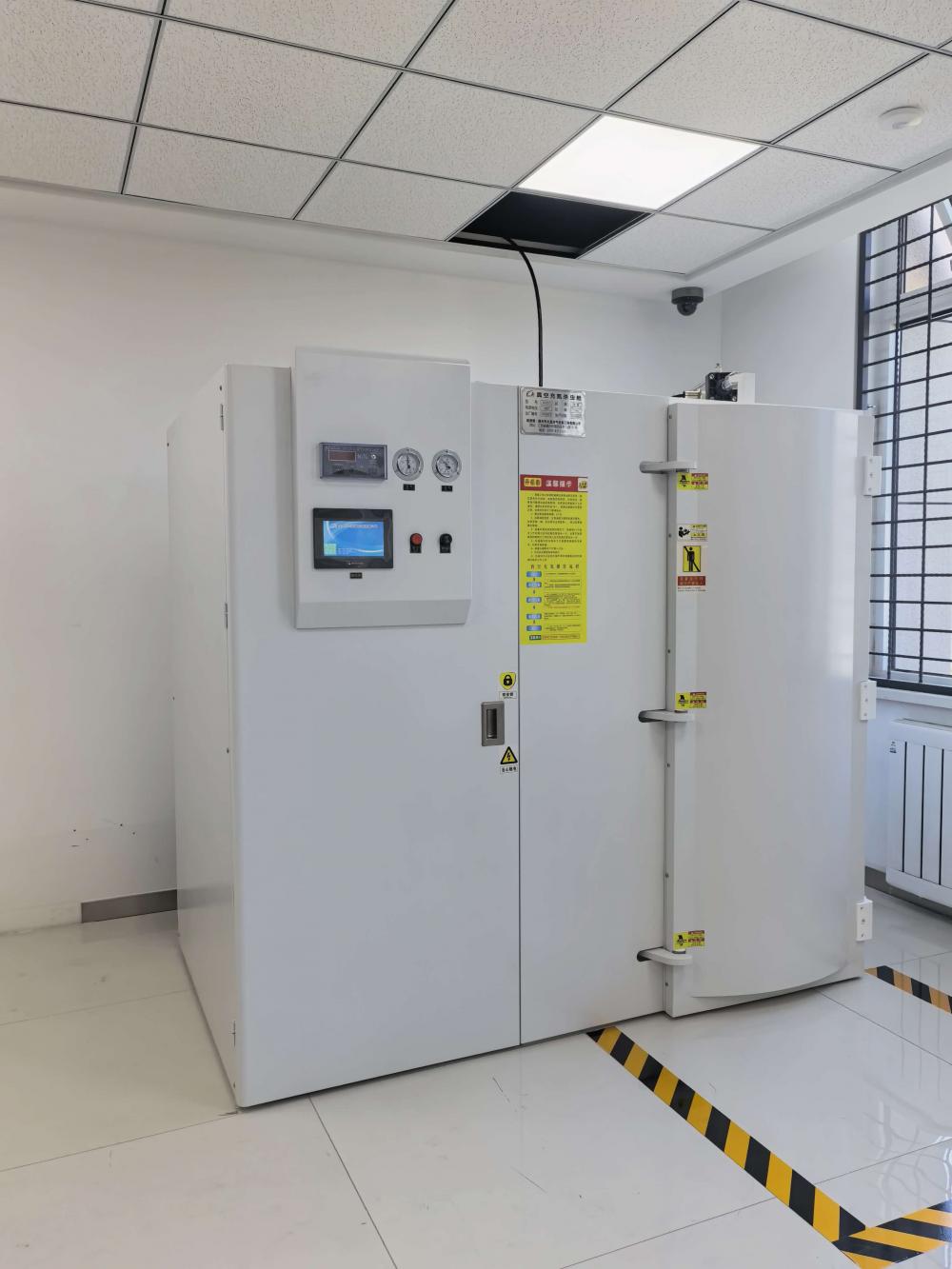 Vacuum nitrogen pest control chamber for archives and museum collections