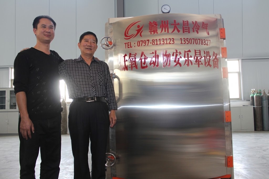 交付现场，大昌技术团队与高校项目负责人（老师）在完工的低氧仓动物安乐晕实验设备前合影留念。