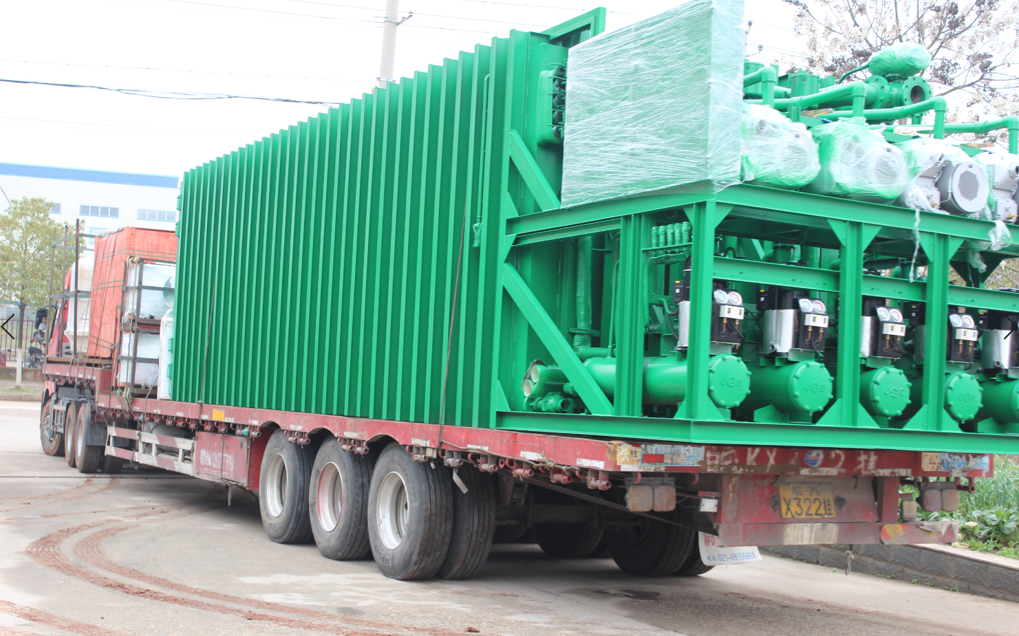The massive vacuum pre-cooling system securely loaded onto a flatbed transport truck, initiating its global export journey to the U.S. market. The massive vacuum pre-cooling system securely loaded onto a flatbed transport truck, initiating its global export journey to the U.S. market.