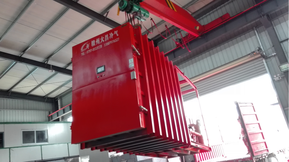 Securely lifting and loading the completed refrigeration module for transit to the Zhangzhou agricultural client. Securely lifting and loading the completed refrigeration module for transit to the Zhangzhou agricultural client.